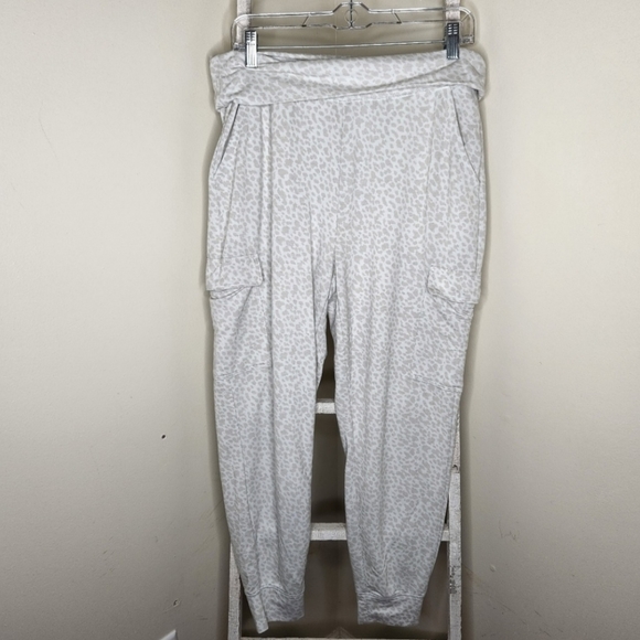 Old Navy Pants - Old Navy Active joggers womens Medium Animal print side pocket fold over